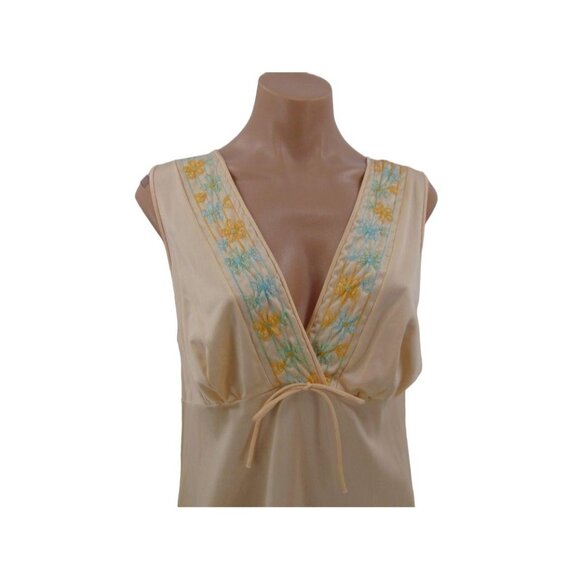JC Penney Vintage Nylon Nightgown M Blush Beige Embroidered Gathered Bust 70s - Picture 3 of 12